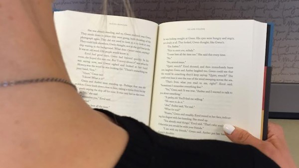 Read 10 Occasions When It’s Okay to Read Over Someone’s Shoulder